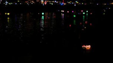 Hoi An, Vietnam 'da Thu Bon nehrinin gece çekimleri, süslü tekneler ve fenerlerle.