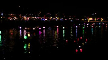 Hoi An, Vietnam 'da Thu Bon nehrinin gece çekimleri, süslü tekneler ve fenerlerle.