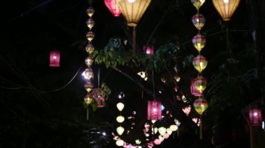 Gecenin renkli fenerleri.