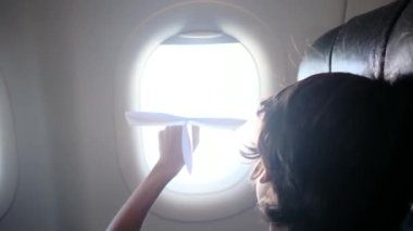 Arka plan, uçaktaki çocuklar pencereden dışarı bakar ve kağıt uçakla oynarlar. Çocuk, gökyüzüne bakıp uçağın kağıt oyuncağıyla oynarken pilot olarak çalışmayı hayal ediyor.. 