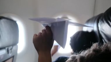 Arka plan, uçaktaki çocuklar pencereden dışarı bakar ve kağıt uçakla oynarlar. Çocuk, gökyüzüne bakıp uçağın kağıt oyuncağıyla oynarken pilot olarak çalışmayı hayal ediyor.. 