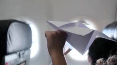 Arka plan, uçaktaki çocuklar pencereden dışarı bakar ve kağıt uçakla oynarlar. Çocuk, gökyüzüne bakıp uçağın kağıt oyuncağıyla oynarken pilot olarak çalışmayı hayal ediyor.. 