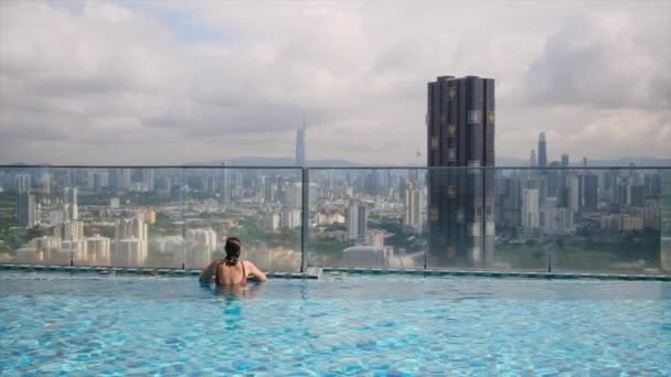 Resor Kvinna Simma Taket Infinity Pool Över Staden Skyline — Stockvideo