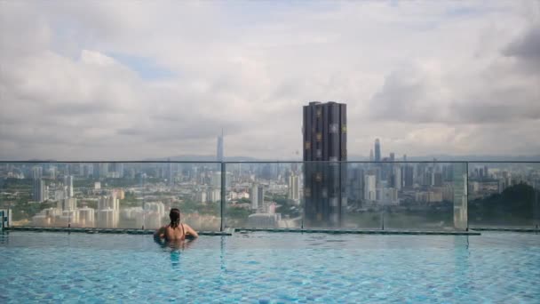 Podróżująca Kobieta Pływająca Basenie Bezkresnym Dachu Nad Panoramą Miasta — Wideo stockowe