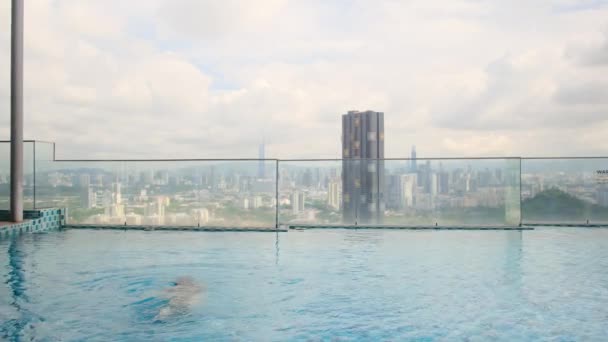 Подорожі Жінка Плаває Даху Нескінченний Басейн Над Міським Краєвидом — стокове відео