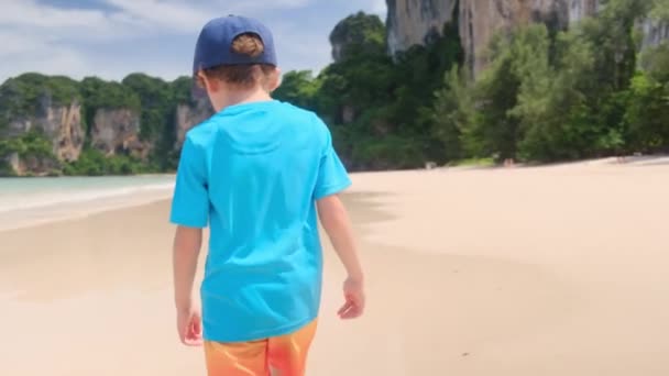Μικρό Αγόρι Απολαμβάνει Τον Ωκεανό Παίζει Κύματα Χαρούμενα Συναισθήματα Κατά — Αρχείο Βίντεο