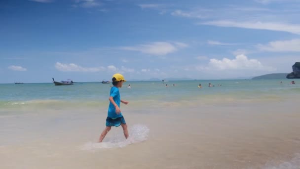 Kleine Jongen Genieten Van Oceaan Spelen Golven Gelukkige Emoties Tijdens — Stockvideo