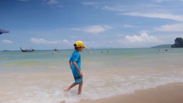 海でビーチで遊んでいるおかしい子供たち — ストック動画