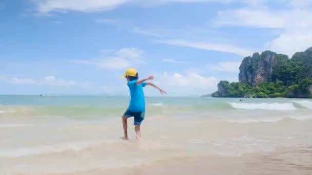 Kisfiú Élvezi Óceánt Hullámokban Játszik Boldog Érzelmek Nyaralás Alatt — Stock videók