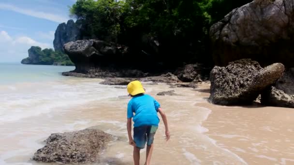 Смешные Дети Играют Пляже Моря — стоковое видео