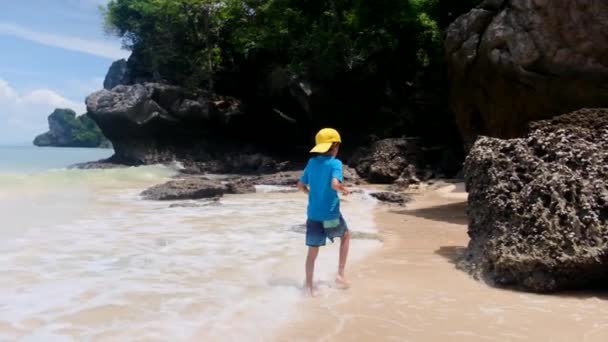 Niños Divertidos Jugando Playa Junto Mar — Vídeo de stock