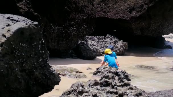 Crianças Engraçadas Brincando Praia Junto Mar — Vídeo de Stock