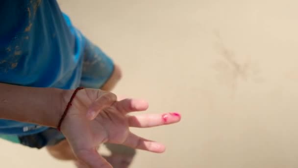 Çocuğun Parmağını Kanla Kapat — Stok video