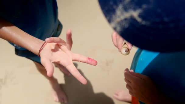 Malí Kluci Hrají Pláži Prodejem Jeden Chlapec Hutralizuje Svůj Prst — Stock video