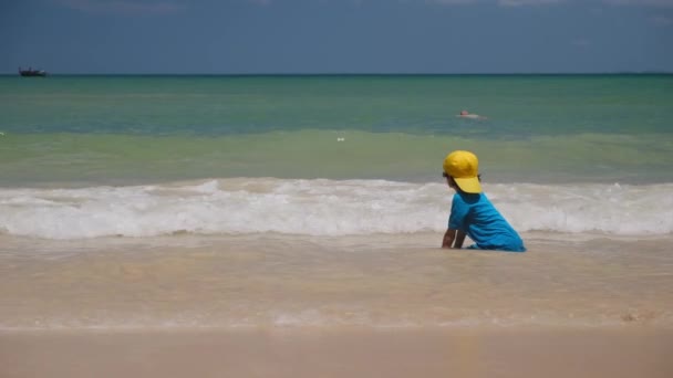 Crianças Engraçadas Brincando Praia Junto Mar — Vídeo de Stock