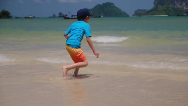 Μικρό Αγόρι Απολαμβάνει Τον Ωκεανό Παίζει Κύματα Χαρούμενα Συναισθήματα Κατά — Αρχείο Βίντεο