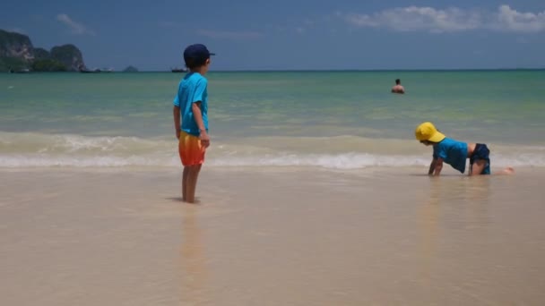 Roliga Barn Som Leker Stranden Vid Havet — Stockvideo
