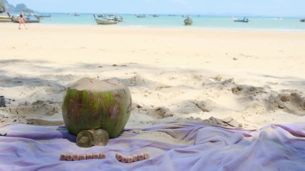 Zielony Kokos Kryptowaluta Białym Piasku Turkusowej Plaży Morskiej — Wideo stockowe