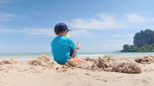 Niños Divertidos Jugando Playa Junto Mar — Vídeo de stock