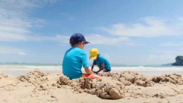 Αστεία Παιδιά Παίζουν Στην Παραλία Δίπλα Στη Θάλασσα — Αρχείο Βίντεο