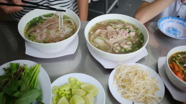 Nahaufnahme Einer Touristin Die Asiatisches Essen Auf Dem Tisch Restaurant — Stockvideo