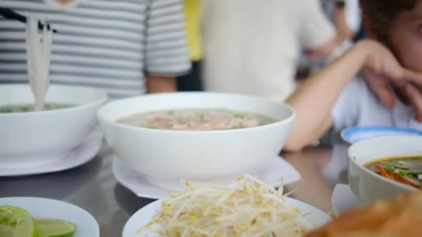 Vista Cerca Mujer Turista Comiendo Comida Asiática Mesa Restaurante — Vídeo de stock