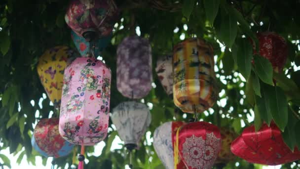 Swingende Chinese Lantaarns Opgehangen Aan Een Draad Lucht — Stockvideo