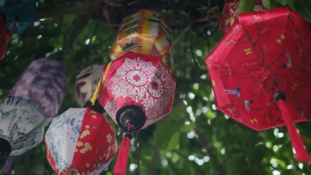 Houpající Čínské Lucerny Zavěšené Niti Obloze — Stock video