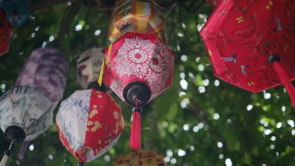 Balançando Lanternas Chinesas Penduradas Por Fio Céu — Vídeo de Stock