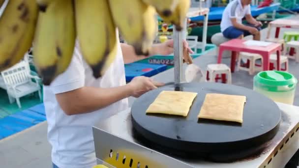 Chef Memasak Pancake Luar Ruangan Kafe — Stok Video