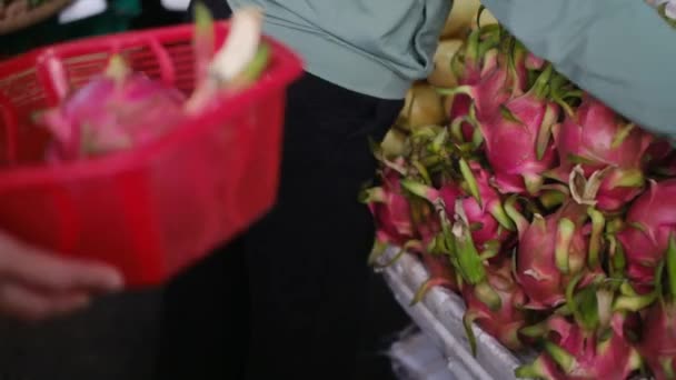 Compras Frutas Dragão Mercado — Vídeo de Stock