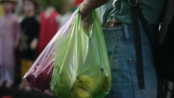 Kadın Ejderha Meyve Muz Alışverişi Yapıyor — Stok video