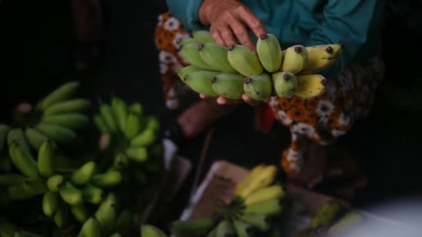 Femme Exploitant Des Bananes Fraîches Dans Marché — Video