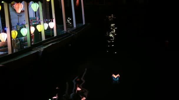 ボートとランタンが装飾されたベトナムホイアンでのトゥーボン川のナイトショット — ストック動画