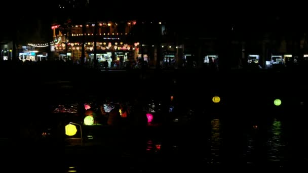 Ночная Съемка Реки Чет Бон Хойане Вьетнам Украшенными Лодками Фонарями — стоковое видео