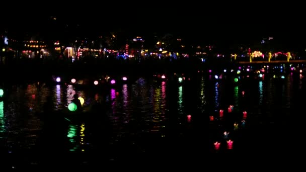 Ночная Съемка Реки Чет Бон Хойане Вьетнам Украшенными Лодками Фонарями — стоковое видео