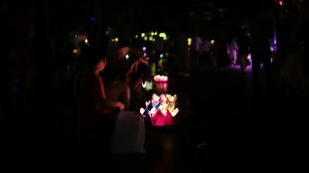 Nocne Ujęcie Rzeki Thu Bon Hoi Wietnam Ozdobionymi Łodziami Latarniami — Wideo stockowe