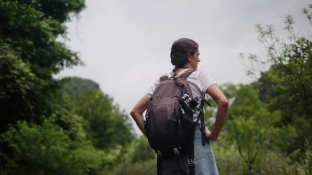 Жінка Туристка Капелюсі Рюкзаком Подорожує Тропічній Горі — стокове відео