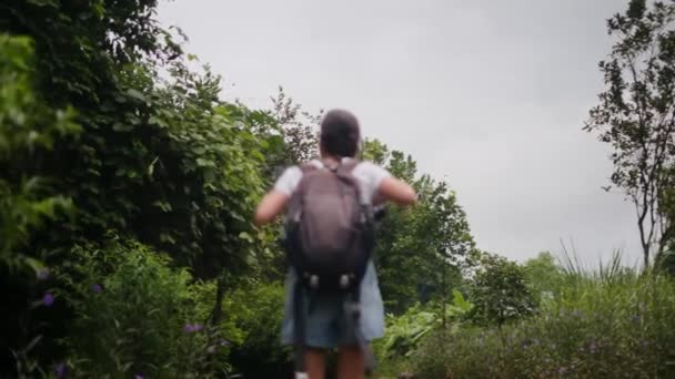 Mulher Turista Chapéu Com Mochila Viajando Caminhadas Montanha Tropical — Vídeo de Stock