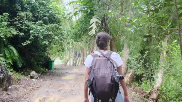 Žena Turista Klobouku Batohem Cestování Turistika Tropických Horách — Stock video