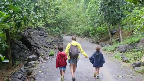 Mãe Com Mochila Andando Pela Selva Com Crianças — Vídeo de Stock