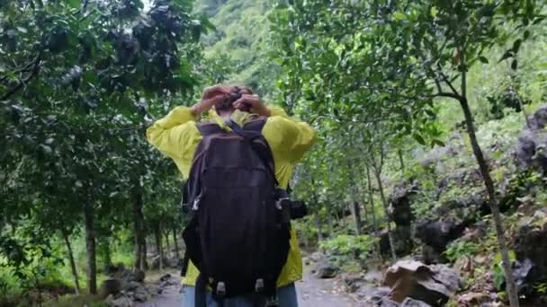 Touristin Mit Hut Und Rucksack Wandert Tropischem Gebirge — Stockvideo