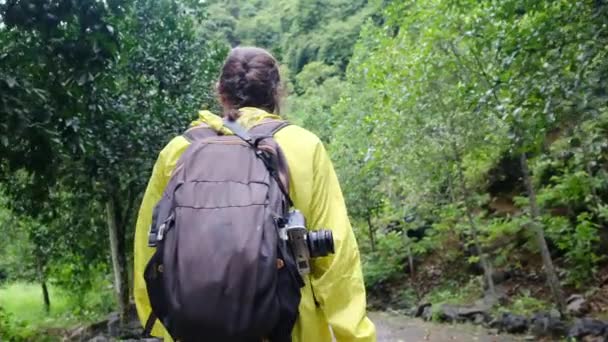 Touristin Mit Hut Und Rucksack Wandert Tropischem Gebirge — Stockvideo