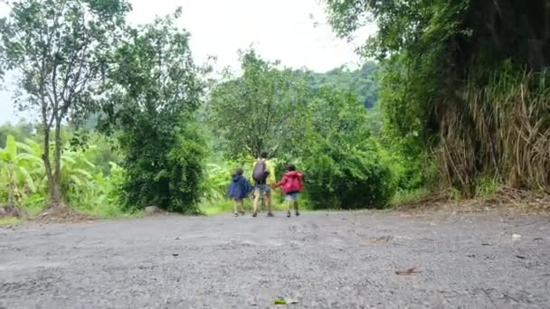 Madre Con Mochila Caminando Por Selva Con Niños — Vídeos de Stock