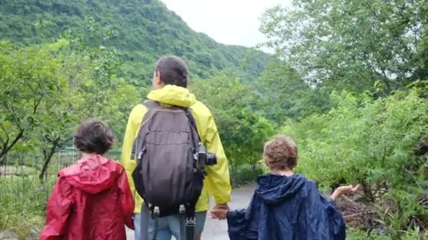背着背包和孩子们在丛林里散步的母亲 — 图库视频影像