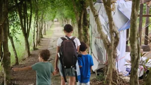 Madre Con Zaino Passeggiando Nella Giungla Con Bambini — Video Stock