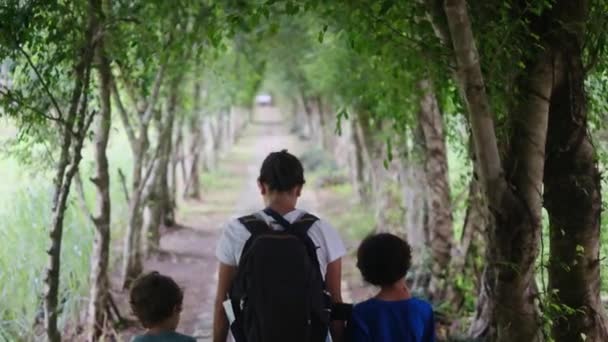 Sırt Çantalı Anne Çocuklarla Ormanda Dolaşıyor — Stok video