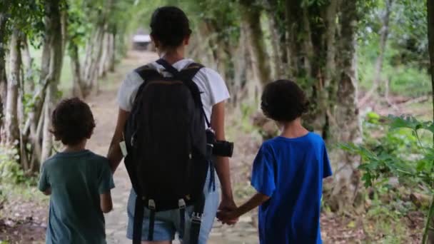 背着背包和孩子们在丛林里散步的母亲 — 图库视频影像
