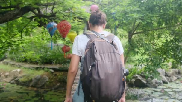 산에서 하이킹 모자에 관광객 — 비디오