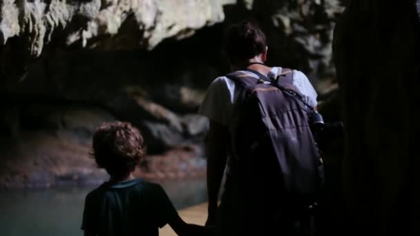Sırt Çantalı Anne Çocuklarla Mağarada Dolaşıyor — Stok video